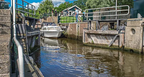 Aansprakelijkheid vrachtwagen voor schade aan monumentale sluis, Rechtbank Midden-Nederland 21 juni 2023, ECLI:NL:RBMNE:2023:2840, schade door gewicht vrachtwagen, vrachtwagen negeert inrijverbod