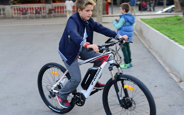 Verantwoordelijkheid ouders voor gebruik elektrische fiets door minderjarige, rechtbank Amsterdam 26 april 2024, ECLI:NL:RBAMS:2024:2736