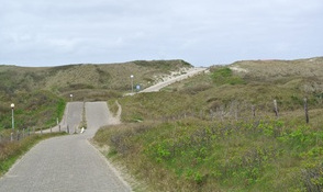 Fietser valt en komt onder auto,Rechtbank Noord-Holland 1 mei 2024, ECLI:NL:RBNHO:2024:5311, ongeluk door smalle weg, smalle weg, ongeluk bij passeren