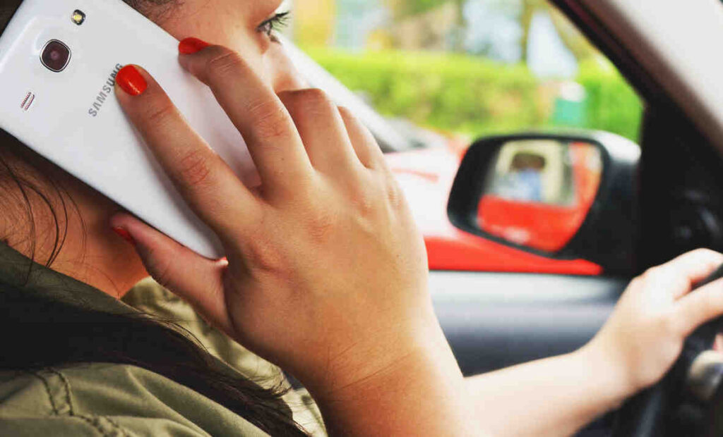 Dekking verzekeraar uitgesloten bij telefoongebruik in het verkeer