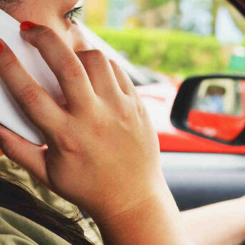 Dekking verzekeraar uitgesloten bij telefoongebruik in het verkeer